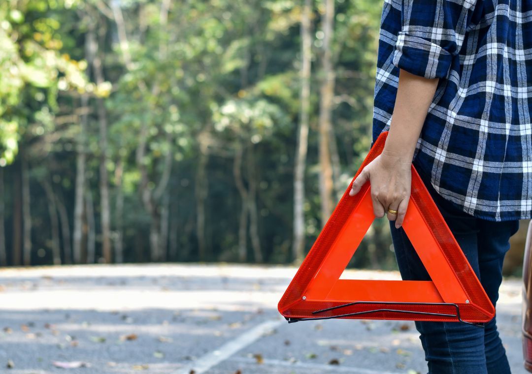 Uno de los elementos necesarios son triángulos con reflectivos o conos